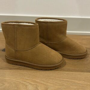 New gap boots—size 2